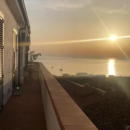 Il Pino E La Rosa Cefalù